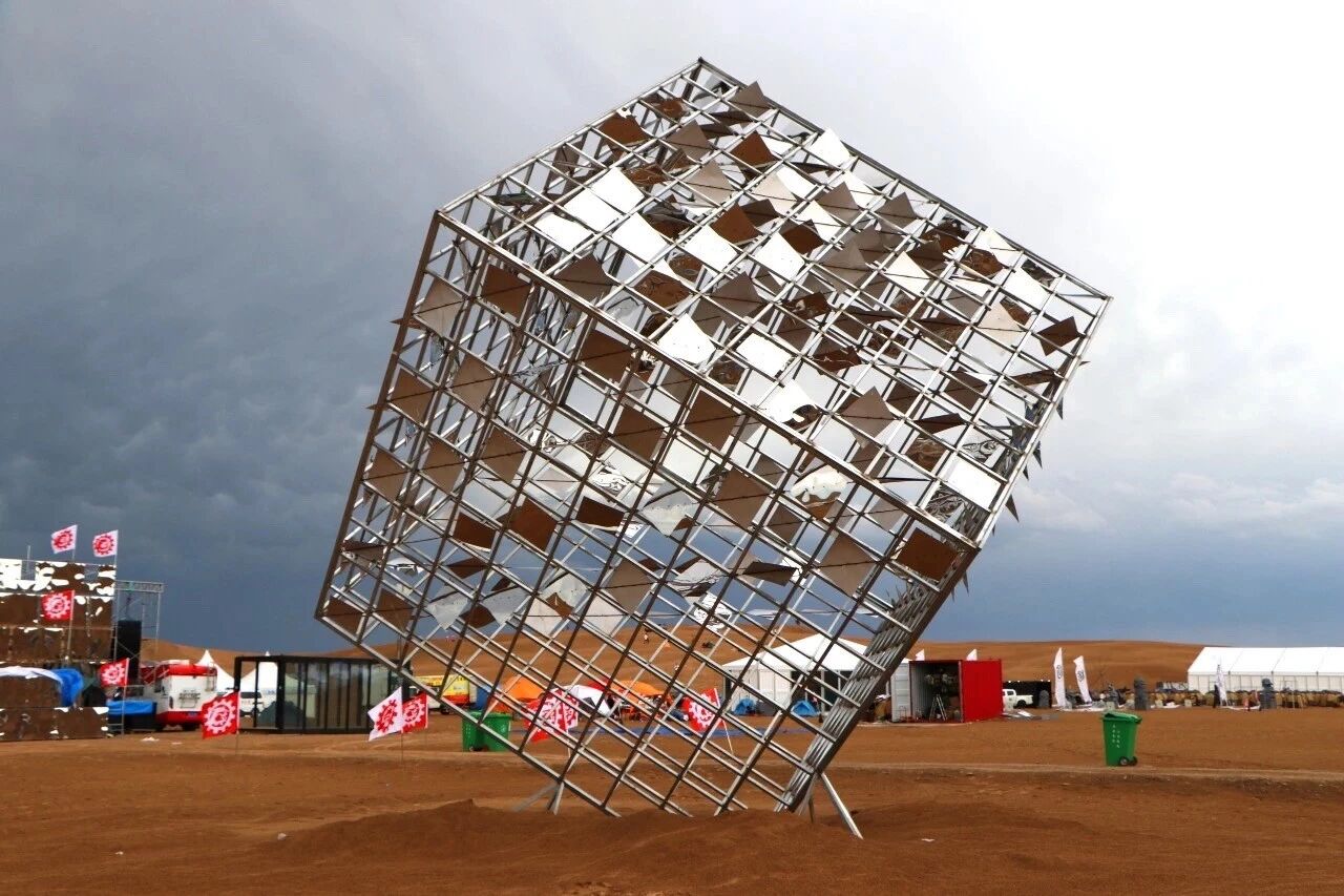 强碱艺术小组与《闪立方》合影